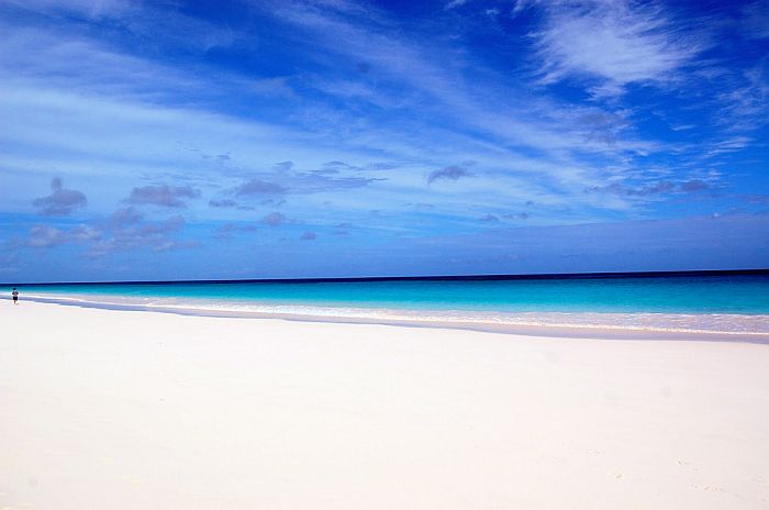 Пляж с розовым песком (Pink Sands Beach) на острове Харбор, Багамские острова