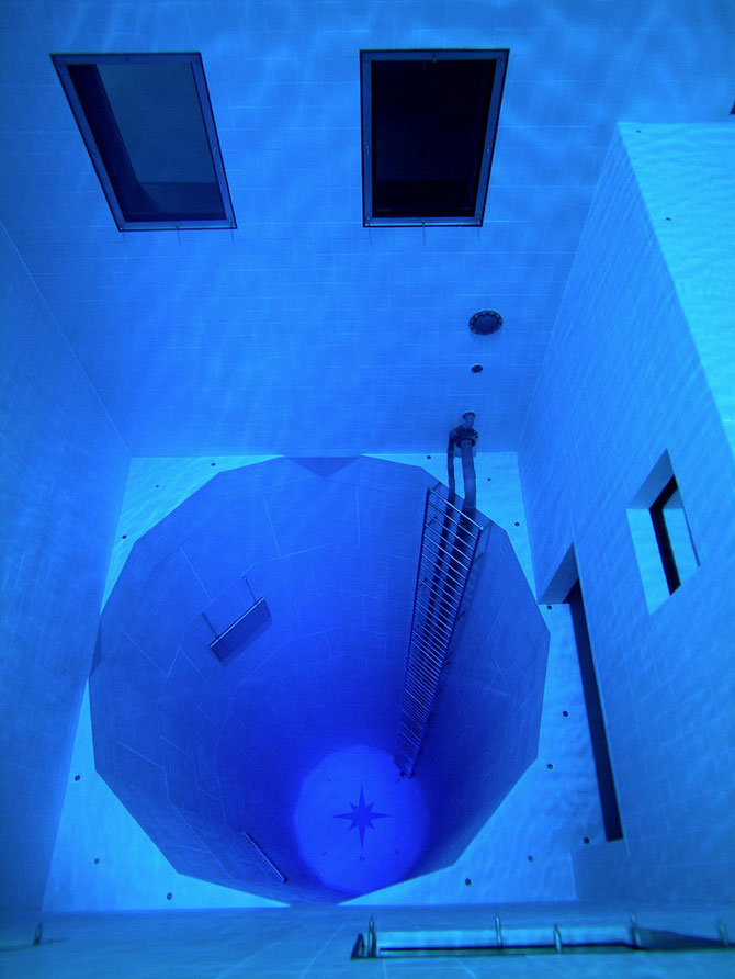 Немо 33 (Nemo 33) - самый глубокий крытый бассейн в мире, Уккеле, Бельгия