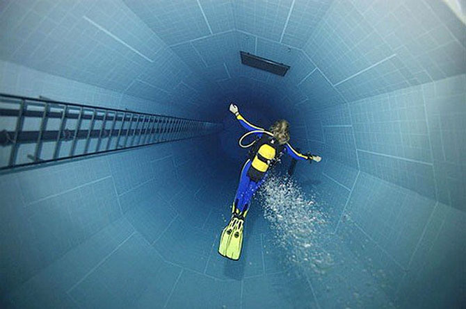 Немо 33 (Nemo 33) - самый глубокий крытый бассейн в мире, Уккеле, Бельгия
