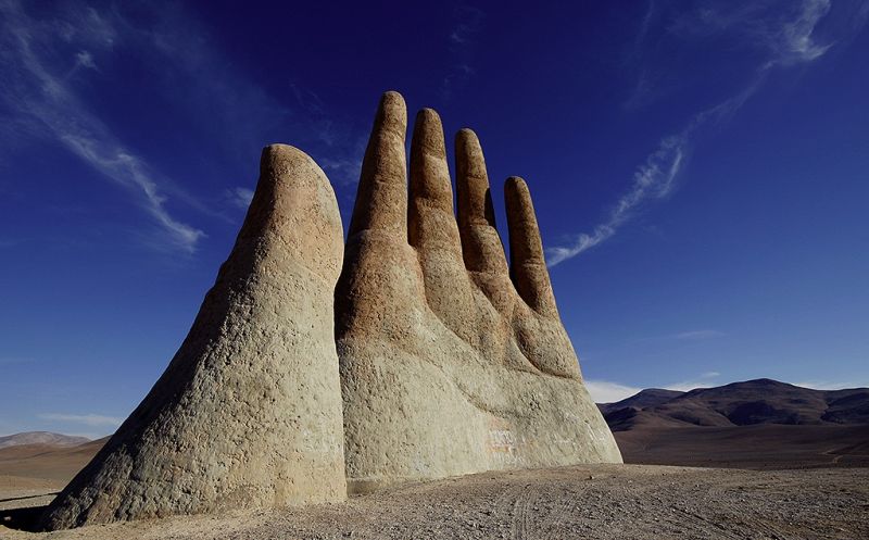 Гигантская рука "Мано-де-Десьерто" в пустыне Атакама, Чили
