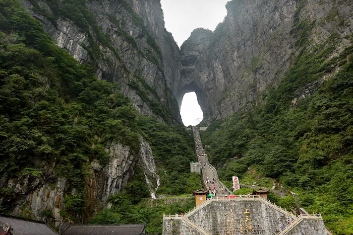 Арка «Небесные ворота» или пещера "Тяньмэнь" (Tianmen Cave) на горе Тяньмэнь, Китай