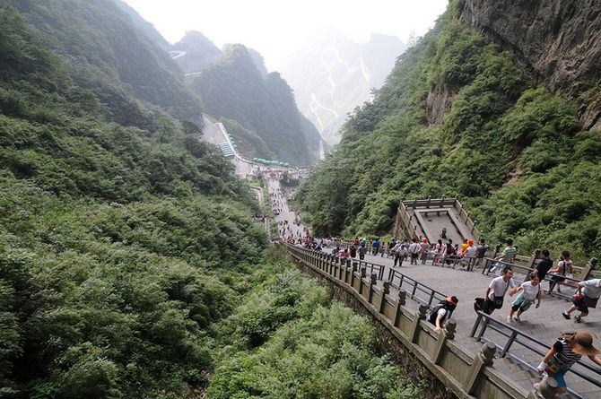 Арка «Небесные ворота» или пещера "Тяньмэнь" (Tianmen Cave) на горе Тяньмэнь, Китай