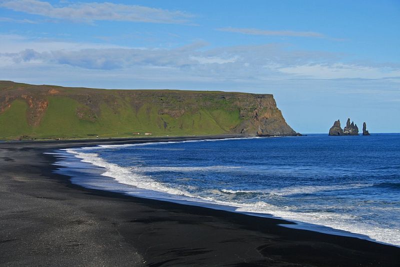 Черный пляж Рейнисфьяра (Reynisfjara) и колонны «Рейнисдрангар» (Reynisdrangar), Исландия