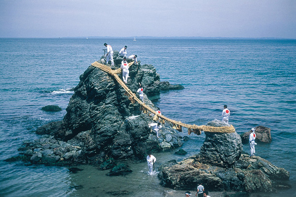 Мэото Ива (Meoto Iwa) - «скалы-супруги», остров Хонсю, Япония