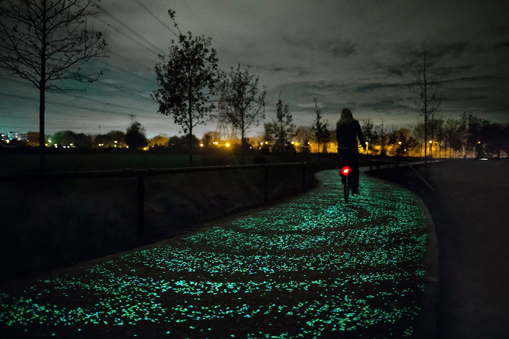 Светящаяся велодорожка d честь Винсента Ван Гога (Van Gogh–Roosergaarde Bicycle Path), Ейндховен, Нидерланды