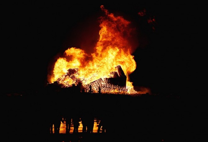 Самый большой костер в мире Слиннингсбалет (Slinningsbalet - bonfire World), Олесунн, Норвегия  Самый большой костер в мире Слиннингсбалет (Slinningsbalet - bonfire World), Олесунн, Норвегия