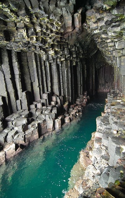 Пещера мелодий (Фингалова пещера) на острове Стаффа, Шотландия