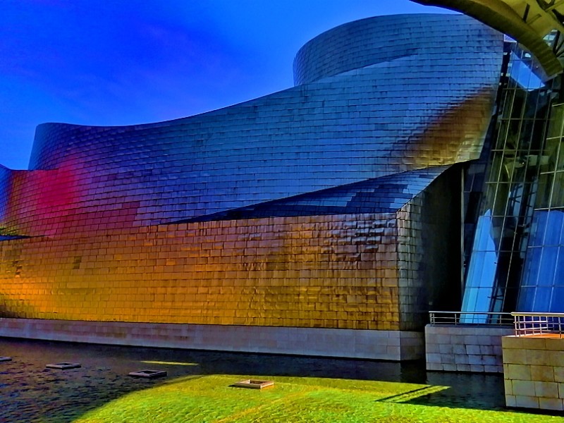 Музей Гуггенхайма в Бильбао (Guggenheim Museum) — музей современного искусства в Бильбао, Испания
