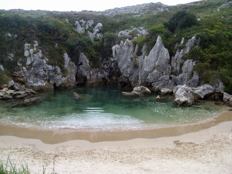 Плайя-де-Гульпиюри (Playa de Gulpiyuri), пляж-ракушка, Льянес, Испания