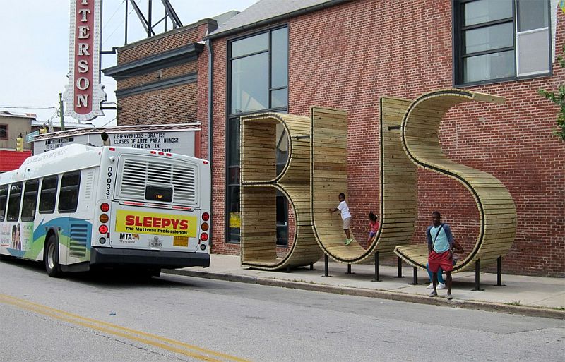 Автобусная остановка в виде огромных букв слова «BUS», Балтимор, США