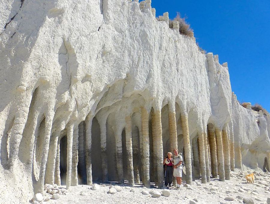Таинственные каменные колонны озера Кроули, Калифорния, США