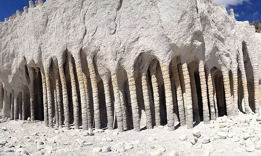 Таинственные каменные колонны озера Кроули, Калифорния, США