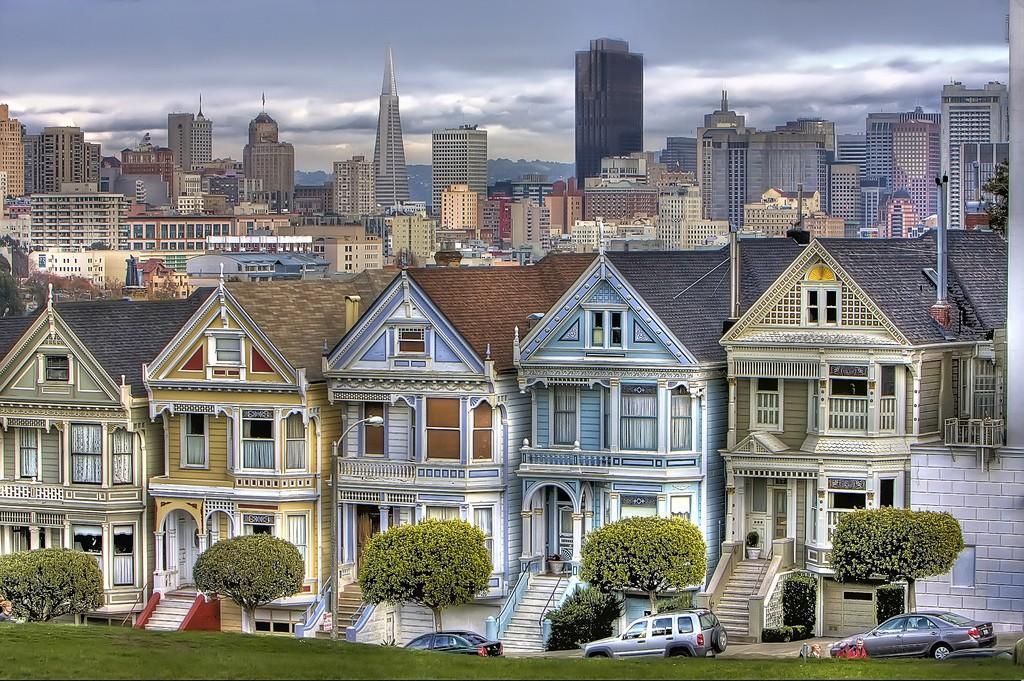 Улица Штайнер (Steiner) в Сан-Франциско с её викторианскими домами Painted Ladies