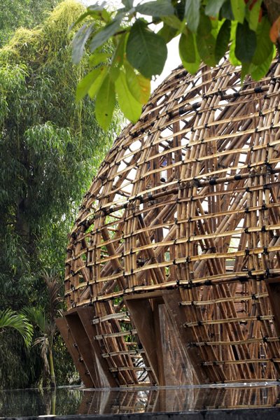 Эко Бар "Ветра и Воды" (Bar Water and Wind) во Вьетнаме, озеро, Биньзыонг, сооружение из бамбука, 