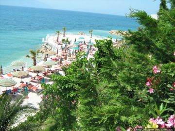 Албания не стала отменять визы на лето