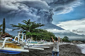 Индонезия: Извержение вулкана Агунг на острове Бали + видео