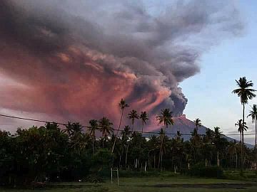 Индонезия: Продлён чрезвычайный режим из-за извержения вулкана Агунг на острове Бали