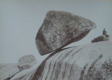 Камень Даваско повисший на краю скалы, город Тандиль, Аргентина